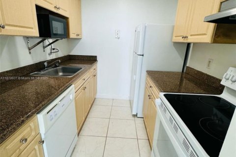 Copropriété à louer à North Miami, Floride: 1 chambre, 74.88 m2 № 1927197 - photo 2