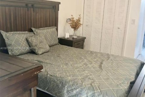 Casa en venta en Hialeah, Florida, 4 dormitorios, 246.66 m2 № 2042681 - foto 20