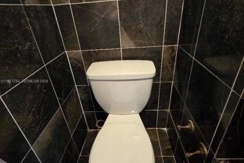 Casa en venta en Hialeah, Florida, 4 dormitorios, 246.66 m2 № 2042681 - foto 14