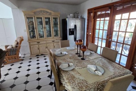 Casa en venta en Hialeah, Florida, 4 dormitorios, 246.66 m2 № 2042681 - foto 7