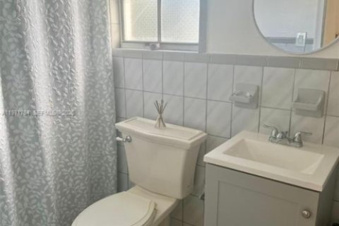 Casa en venta en Hialeah, Florida, 4 dormitorios, 246.66 m2 № 2042681 - foto 23