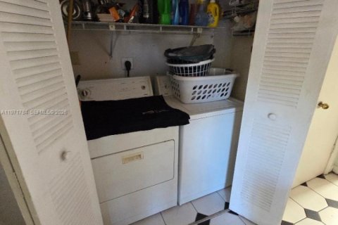 Casa en venta en Hialeah, Florida, 4 dormitorios, 246.66 m2 № 2042681 - foto 8