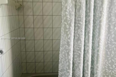 Casa en venta en Hialeah, Florida, 4 dormitorios, 246.66 m2 № 2042681 - foto 21