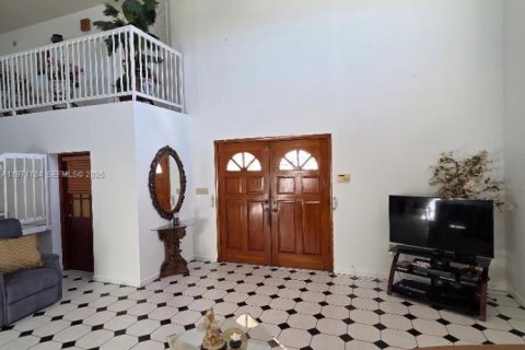 Casa en venta en Hialeah, Florida, 4 dormitorios, 246.66 m2 № 2042681 - foto 2