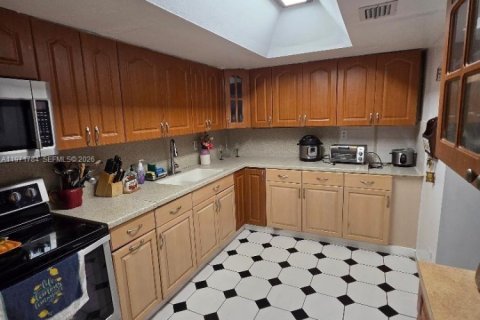 Casa en venta en Hialeah, Florida, 4 dormitorios, 246.66 m2 № 2042681 - foto 6