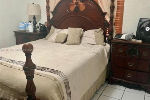 Casa en venta en Hialeah, Florida, 4 dormitorios, 246.66 m2 № 2042681 - foto 18