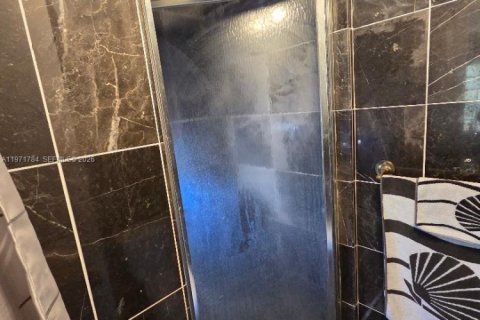 Casa en venta en Hialeah, Florida, 4 dormitorios, 246.66 m2 № 2042681 - foto 13