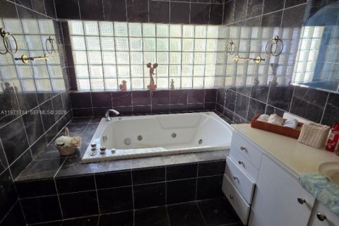 Casa en venta en Hialeah, Florida, 4 dormitorios, 246.66 m2 № 2042681 - foto 12