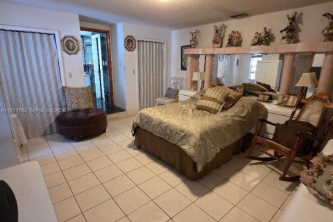 Casa en venta en Hialeah, Florida, 4 dormitorios, 246.66 m2 № 2042681 - foto 11