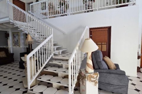 Casa en venta en Hialeah, Florida, 4 dormitorios, 246.66 m2 № 2042681 - foto 5
