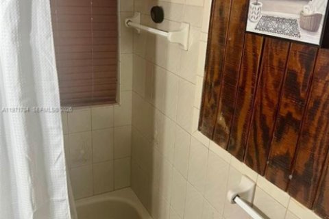Casa en venta en Hialeah, Florida, 4 dormitorios, 246.66 m2 № 2042681 - foto 24