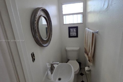 Casa en venta en Hialeah, Florida, 4 dormitorios, 246.66 m2 № 2042681 - foto 9