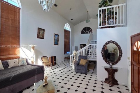 Casa en venta en Hialeah, Florida, 4 dormitorios, 246.66 m2 № 2042681 - foto 4