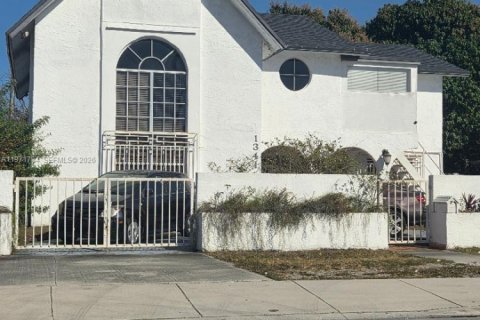 Casa en Hialeah, Florida 4 dormitorios, 246.66 m2 № 2042681