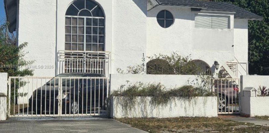 Casa en Hialeah, Florida 4 dormitorios, 246.66 m2 № 2042681