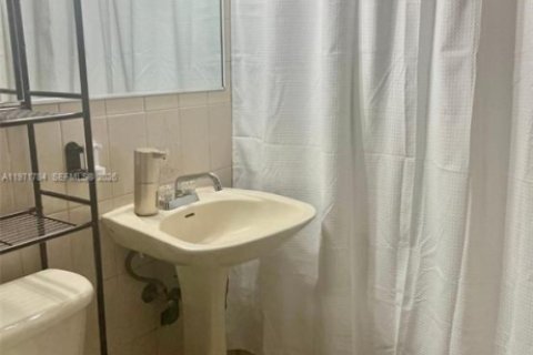 Casa en venta en Hialeah, Florida, 4 dormitorios, 246.66 m2 № 2042681 - foto 25