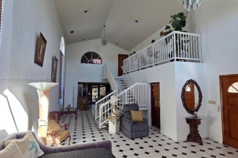 Casa en venta en Hialeah, Florida, 4 dormitorios, 246.66 m2 № 2042681 - foto 3