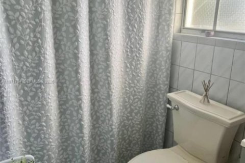 Casa en venta en Hialeah, Florida, 4 dormitorios, 246.66 m2 № 2042681 - foto 22