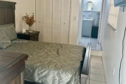 Casa en venta en Hialeah, Florida, 4 dormitorios, 246.66 m2 № 2042681 - foto 17