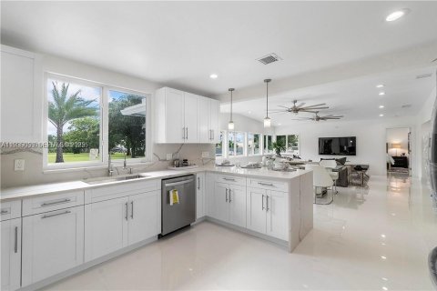 Casa en venta en Plantation, Florida, 5 dormitorios № 1993214 - foto 14