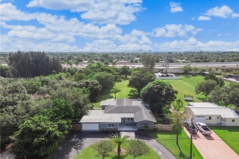 Casa en venta en Plantation, Florida, 5 dormitorios № 1993214 - foto 4
