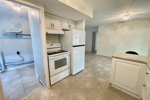 House in Saint Petersburg, Florida 3 bedrooms, 117.8 sq.m. № 1813191 - photo 9
