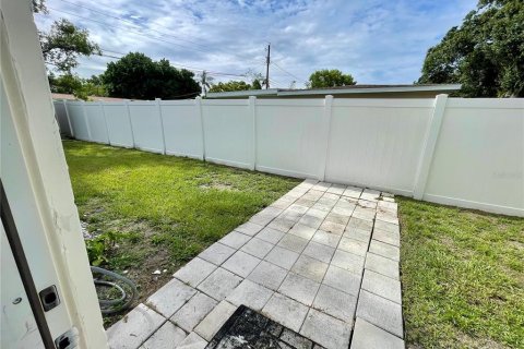 House in Saint Petersburg, Florida 3 bedrooms, 117.8 sq.m. № 1813191 - photo 25