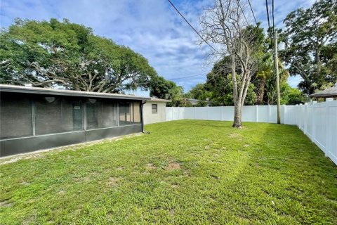 House in Saint Petersburg, Florida 3 bedrooms, 117.8 sq.m. № 1813191 - photo 28