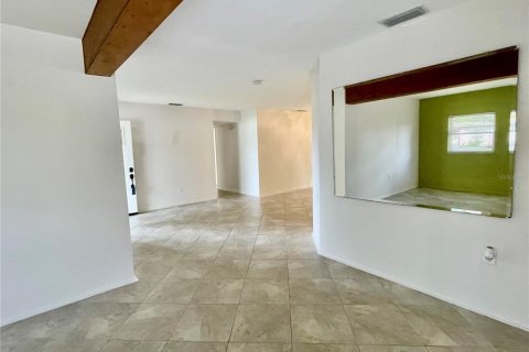 House in Saint Petersburg, Florida 3 bedrooms, 117.8 sq.m. № 1813191 - photo 6