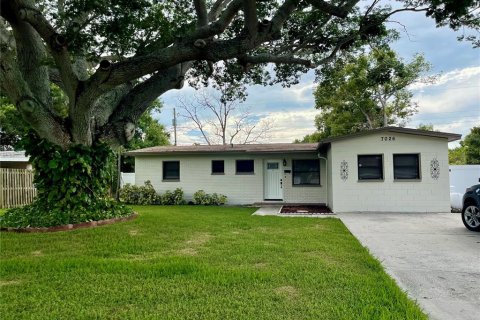 House in Saint Petersburg, Florida 3 bedrooms, 117.8 sq.m. № 1813191 - photo 1