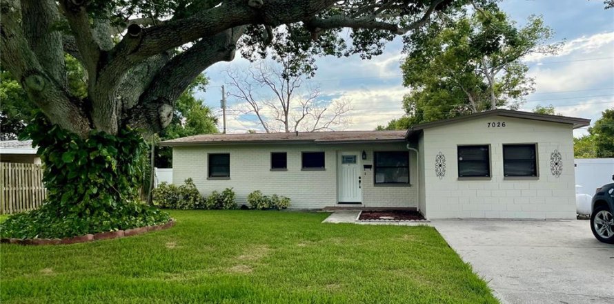 House in Saint Petersburg, Florida 3 bedrooms, 117.8 sq.m. № 1813191