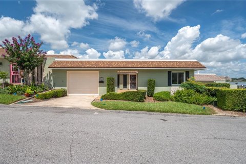 House in Winter Haven, Florida 3 bedrooms, 187.11 sq.m. № 1808691 - photo 1