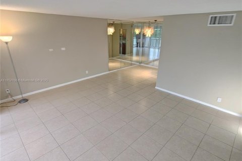 Condo in Lauderhill, Florida, 2 bedrooms  № 1890108 - photo 6