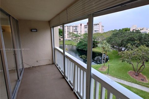 Condo in Lauderhill, Florida, 2 bedrooms  № 1890108 - photo 10