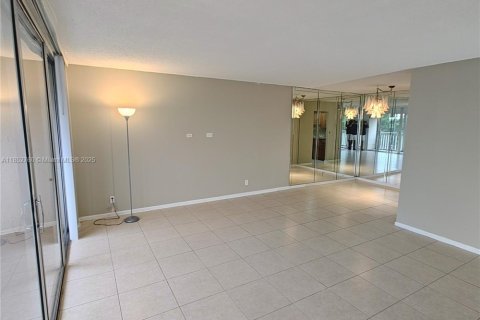 Condo in Lauderhill, Florida, 2 bedrooms  № 1890108 - photo 7