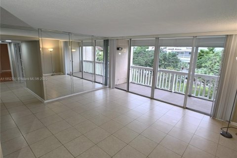 Condo in Lauderhill, Florida, 2 bedrooms  № 1890108 - photo 9