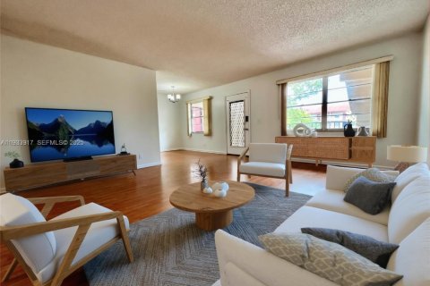 Condominio en alquiler en Pembroke Pines, Florida, 2 dormitorios, 96.99 m2 № 1992184 - foto 1