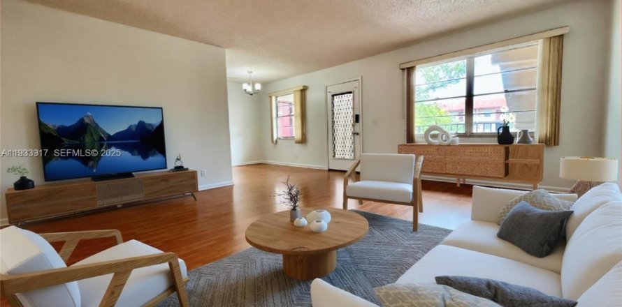 Condominio en Pembroke Pines, Florida, 2 dormitorios  № 1992184