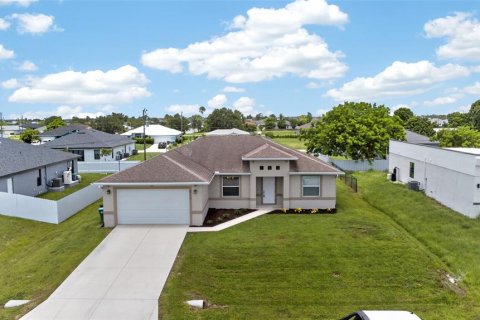 Villa ou maison à vendre à Cape Coral, Floride: 3 chambres, 147.99 m2 № 2203799 - photo 2