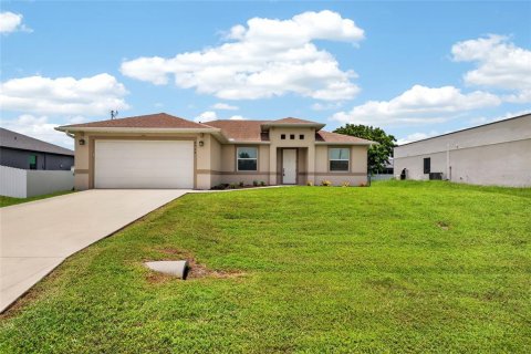 House in Cape Coral, Florida 3 bedrooms, 147.99 sq.m. № 2203799
