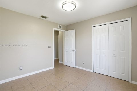 Casa en venta en Cape Coral, Florida, 3 dormitorios, 145.21 m2 № 1957202 - foto 29