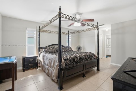 Casa en venta en Cape Coral, Florida, 3 dormitorios, 145.21 m2 № 1957202 - foto 12