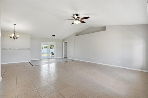 Casa en venta en Cape Coral, Florida, 3 dormitorios, 145.21 m2 № 1957202 - foto 5