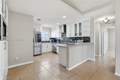 Casa en venta en Cape Coral, Florida, 3 dormitorios, 145.21 m2 № 1957202 - foto 4
