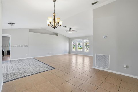 Casa en venta en Cape Coral, Florida, 3 dormitorios, 145.21 m2 № 1957202 - foto 11