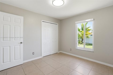 Casa en venta en Cape Coral, Florida, 3 dormitorios, 145.21 m2 № 1957202 - foto 28