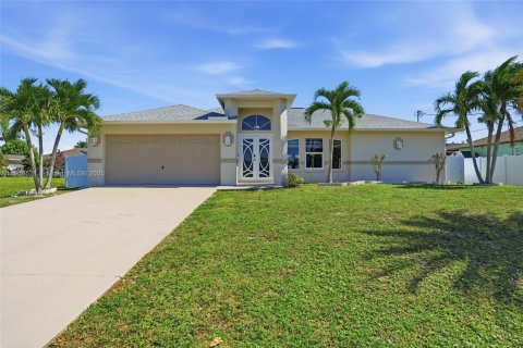 Casa en venta en Cape Coral, Florida, 3 dormitorios, 145.21 m2 № 1957202 - foto 1