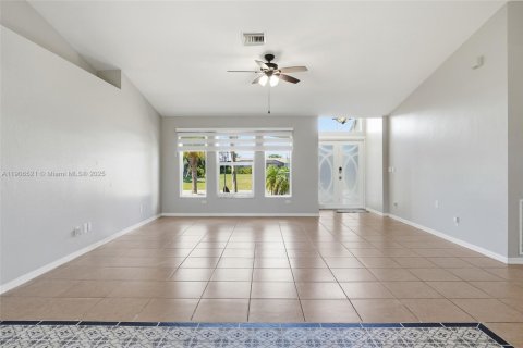Casa en venta en Cape Coral, Florida, 3 dormitorios, 145.21 m2 № 1957202 - foto 10