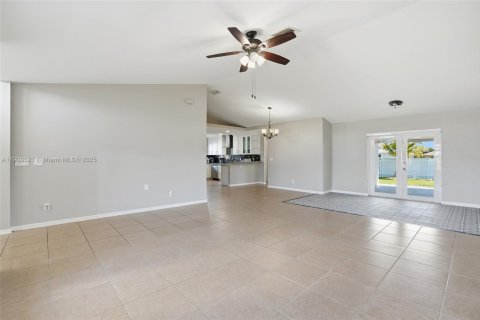 Casa en venta en Cape Coral, Florida, 3 dormitorios, 145.21 m2 № 1957202 - foto 6