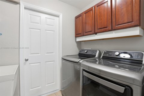 Casa en venta en Cape Coral, Florida, 3 dormitorios, 145.21 m2 № 1957202 - foto 30